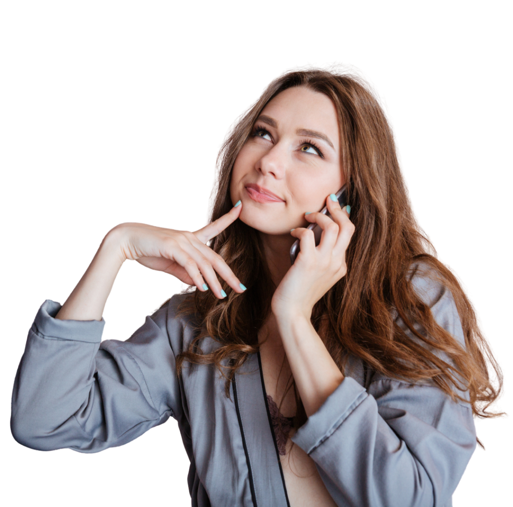 Ejecutiva en traje gris hablando por teléfono, pensando en soluciones o proyectos.